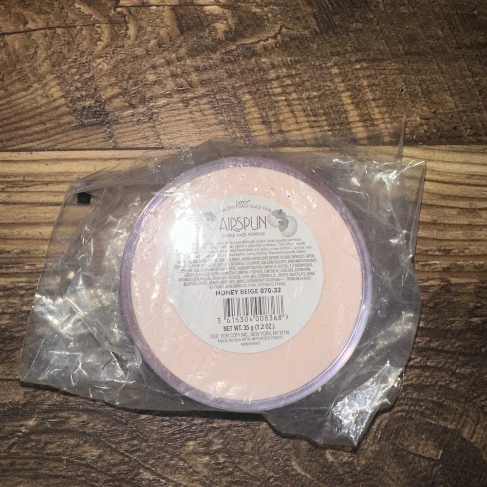 Loose Face Powder in color honey beige
